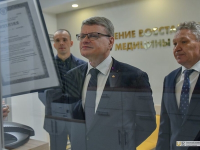 Ректор КГМУ Алексей Созинов посетил НИИ Поволжского университета / Фото: Павел Железняк