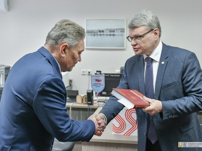 Ректор КГМУ Алексей Созинов посетил НИИ Поволжского университета / Фото: Павел Железняк