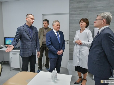 Ректор КГМУ Алексей Созинов посетил НИИ Поволжского университета / Фото: Павел Железняк