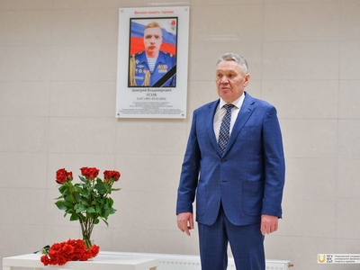 Открытие мемориальной доски памяти выпускника вуза Дмитрия Усова / Фото: Павел Железняк
