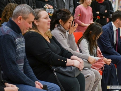 Открытие мемориальной доски памяти выпускника вуза Дмитрия Усова / Фото: Павел Железняк