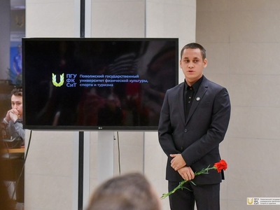 Открытие мемориальной доски памяти выпускника вуза Дмитрия Усова / Фото: Павел Железняк