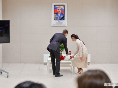 Открытие мемориальной доски памяти выпускника вуза Дмитрия Усова / Фото: Павел Железняк