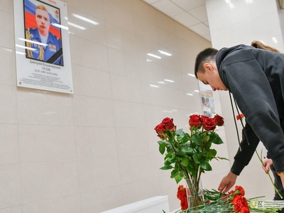 Открытие мемориальной доски памяти выпускника вуза Дмитрия Усова / Фото: Павел Железняк