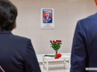 Открытие мемориальной доски памяти выпускника вуза Дмитрия Усова / Фото: Павел Железняк