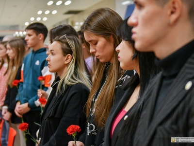 Открытие мемориальной доски памяти выпускника вуза Дмитрия Усова / Фото: Павел Железняк
