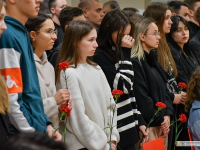 Открытие мемориальной доски памяти выпускника вуза Дмитрия Усова / Фото: Павел Железняк