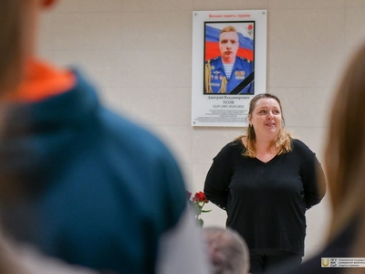 Открытие мемориальной доски памяти выпускника вуза Дмитрия Усова / Фото: Павел Железняк