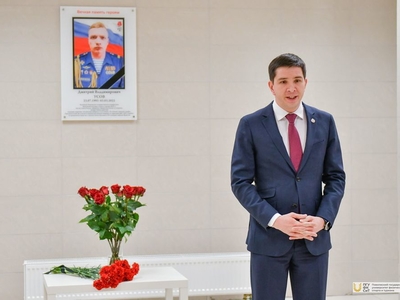 Открытие мемориальной доски памяти выпускника вуза Дмитрия Усова / Фото: Павел Железняк