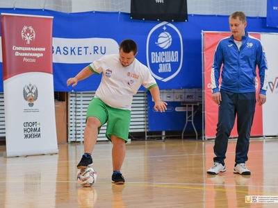 Александр Легков провел разминку для детей с интеллектуальными особенностями развития / Фото: Павел Железняк