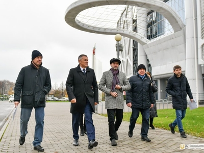 Азат Кадыров ознакомился с ходом ремонтных работ на объектах университета / Фото: Павел Железняк