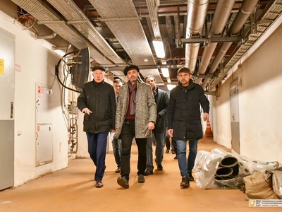 Азат Кадыров ознакомился с ходом ремонтных работ на объектах университета / Фото: Павел Железняк