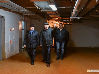 Ремонтные работы в ЦГВС и ДВВС: обход ректора Рафиса Бурганова и заминистра спорта РТ Алмаза Мингулова / Фото: Павел Железняк