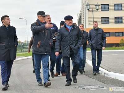 Ремонтные работы в ЦГВС и ДВВС: обход ректора Рафиса Бурганова и заминистра спорта РТ Алмаза Мингулова / Фото: Павел Железняк