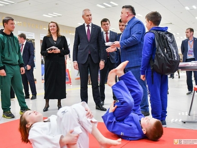 I Всероссийского форума ШСК: обход министром спорта РФ Олегом Матыциным выставки / Фото: Павел Железняк