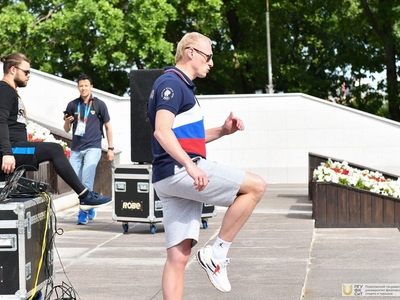 Утренняя зарядка от Олимпийского чемпиона Ильи Захарова для детей в рамках международных соревнований «Игры Дружбы» / Фото: Ирина Охотникова 