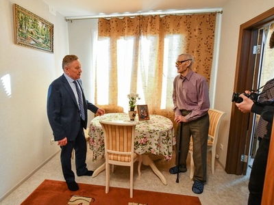 В гостях у ветерана ВОВ ректор и студенческий актив университета / Фото: Павел Железняк