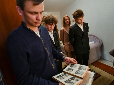 В гостях у ветерана ВОВ ректор и студенческий актив университета / Фото: Павел Железняк