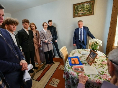 В гостях у ветерана ВОВ ректор и студенческий актив университета / Фото: Павел Железняк