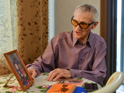 В гостях у ветерана ВОВ ректор и студенческий актив университета / Фото: Павел Железняк