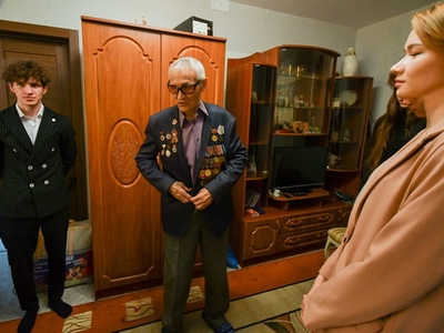 В гостях у ветерана ВОВ ректор и студенческий актив университета / Фото: Павел Железняк