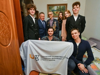 В гостях у ветерана ВОВ ректор и студенческий актив университета / Фото: Павел Железняк