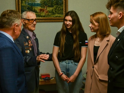 В гостях у ветерана ВОВ ректор и студенческий актив университета / Фото: Павел Железняк