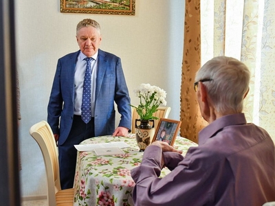 В гостях у ветерана ВОВ ректор и студенческий актив университета / Фото: Павел Железняк