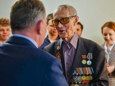 В гостях у ветерана ВОВ ректор и студенческий актив университета / Фото: Павел Железняк