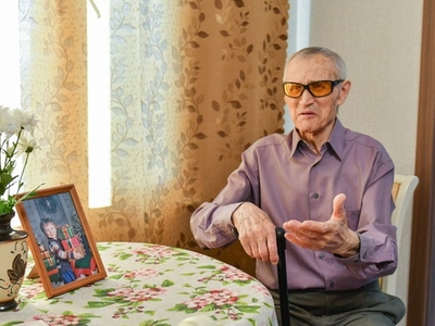 В гостях у ветерана ВОВ ректор и студенческий актив университета / Фото: Павел Железняк