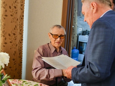 В гостях у ветерана ВОВ ректор и студенческий актив университета / Фото: Павел Железняк