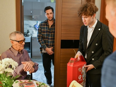 В гостях у ветерана ВОВ ректор и студенческий актив университета / Фото: Павел Железняк