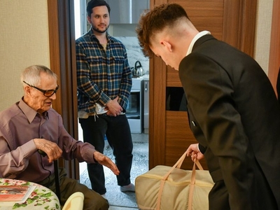 В гостях у ветерана ВОВ ректор и студенческий актив университета / Фото: Павел Железняк