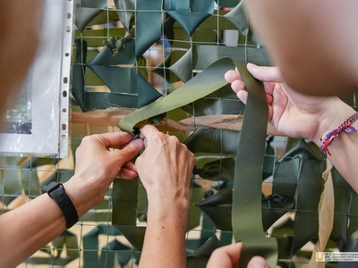 Студенты Поволжского университета готовят маскировочные сети / Фото: Павел Железняк