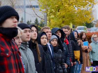 
Торжественная церемония поднятия флагов студентами Международного института гостиничного менеджмента и туризма
