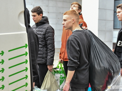 Отправка гуманитарной помощи Луганской и Донецкой Республикам / Павел Железняк