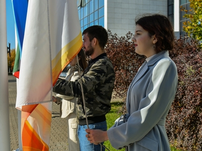 
Торжественная церемония поднятия флагов студентами Международного института гостиничного менеджмента и туризма
