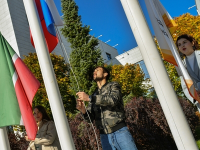 
Торжественная церемония поднятия флагов студентами Международного института гостиничного менеджмента и туризма
