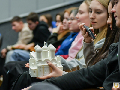 "Прикоснись к Кремлю" Образовательная программа с тактильными макетами / Павел Железняк