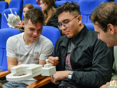 "Прикоснись к Кремлю" Образовательная программа с тактильными макетами / Павел Железняк