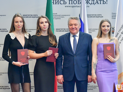 Вручение дипломов бакалаврам Института заочного образования /Павел Железняк