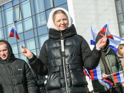 Кырымның Россия белән берләшүенең 10 еллыгына багышланган флешмоб, колледж студентлары катнашуында