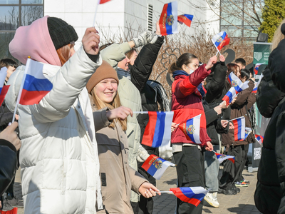 Кырымның Россия белән берләшүенең 10 еллыгына багышланган флешмоб, колледж студентлары катнашуында