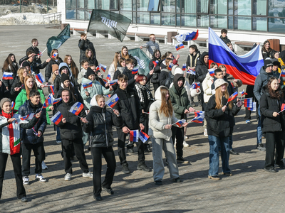 Кырымның Россия белән берләшүенең 10 еллыгына багышланган флешмоб, колледж студентлары катнашуында