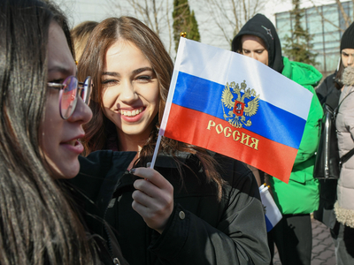 Кырымның Россия белән берләшүенең 10 еллыгына багышланган флешмоб, колледж студентлары катнашуында