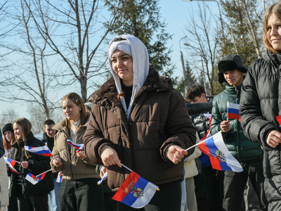 Кырымның Россия белән берләшүенең 10 еллыгына багышланган флешмоб, колледж студентлары катнашуында