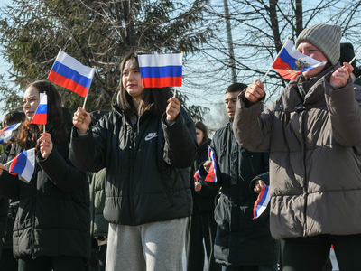 Кырымның Россия белән берләшүенең 10 еллыгына багышланган флешмоб, колледж студентлары катнашуында