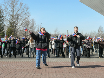 Кырымның Россия белән берләшүенең 10 еллыгына багышланган флешмоб, колледж студентлары катнашуында