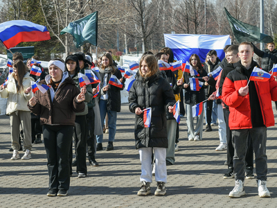Кырымның Россия белән берләшүенең 10 еллыгына багышланган флешмоб, колледж студентлары катнашуында