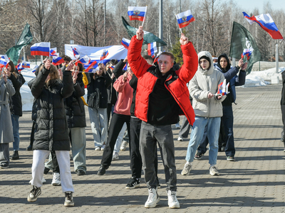 Кырымның Россия белән берләшүенең 10 еллыгына багышланган флешмоб, колледж студентлары катнашуында